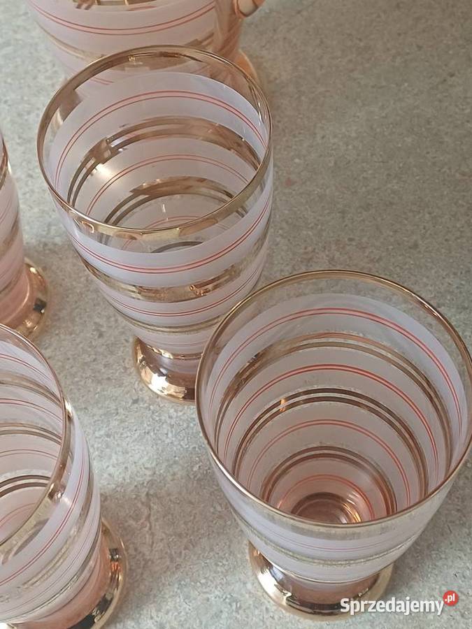 vintage dzbanek ze szklankami