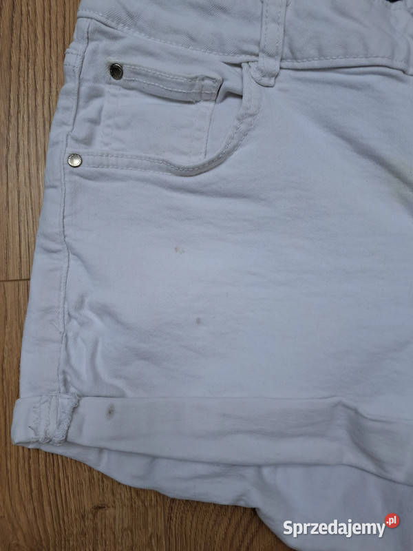 Klasyczne białe szorty Reserved rozmiar 40 Trąbki Wielkie