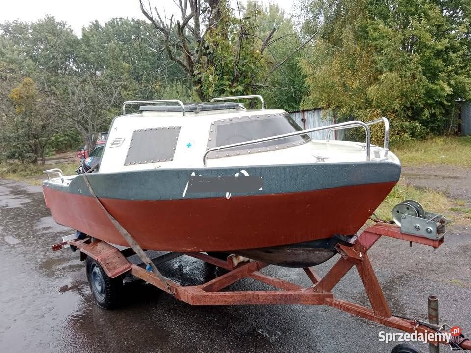 Łódź MotorowaKabinowa z przyczepą i silnikiem