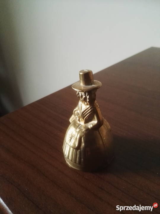 Mosiężna figurka kobiety w starodawnym stroju Międzychód