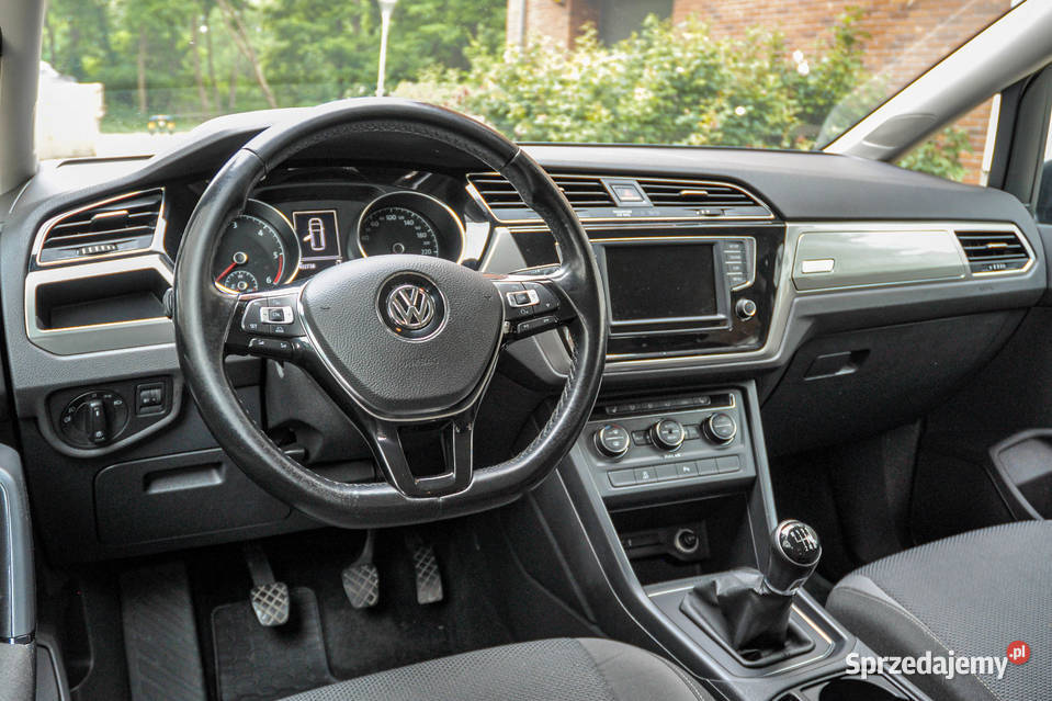 Volkswagen Touran 2016 r Bezwypadkowy Rok produkcji 2016 Wrocław sprzedam