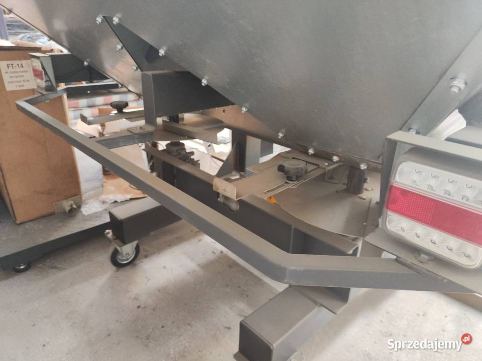 Rozsiewacz nawozów zawieszany 800 l ocynk inox Radomsko
