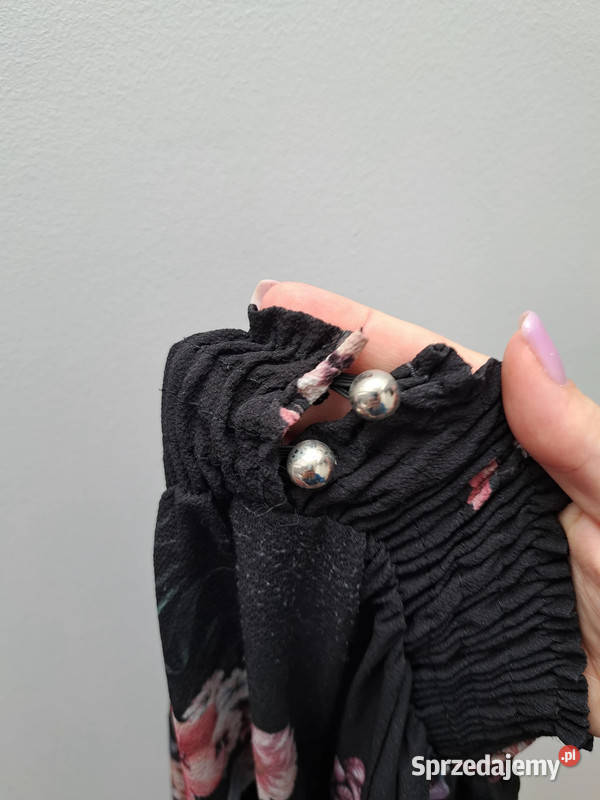 Czarna bluzka w kwiaty z marszczeniem szyi i czarny Bluzki i koszule Trąbki Wielkie