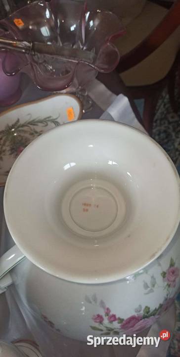 Waza Art Deco na stopie z pokrywką
Sygnowana pomorskie