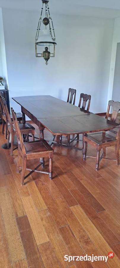 Stary antyczny stół i krzesła