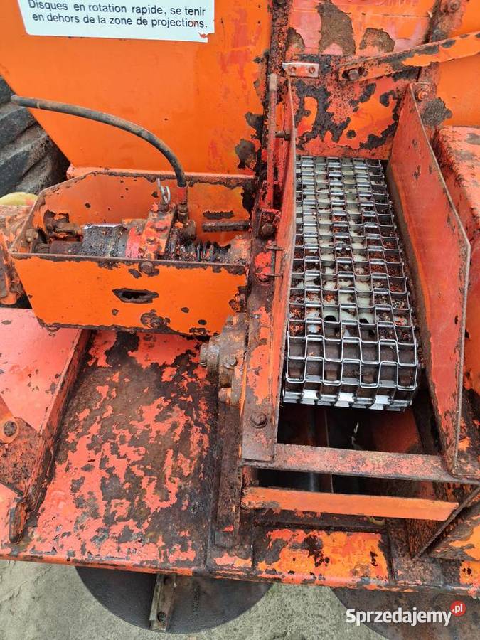 Rozsiewacz do nawozów i wapna RCW mazowieckie Zbuczyn