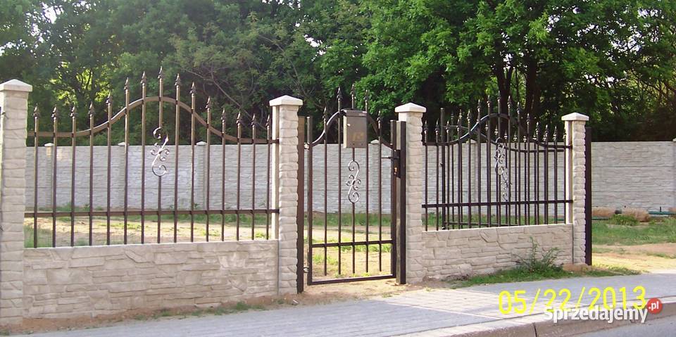 Ogrodzenie frontowe podmurówka kamień z daszkiem Miękowo