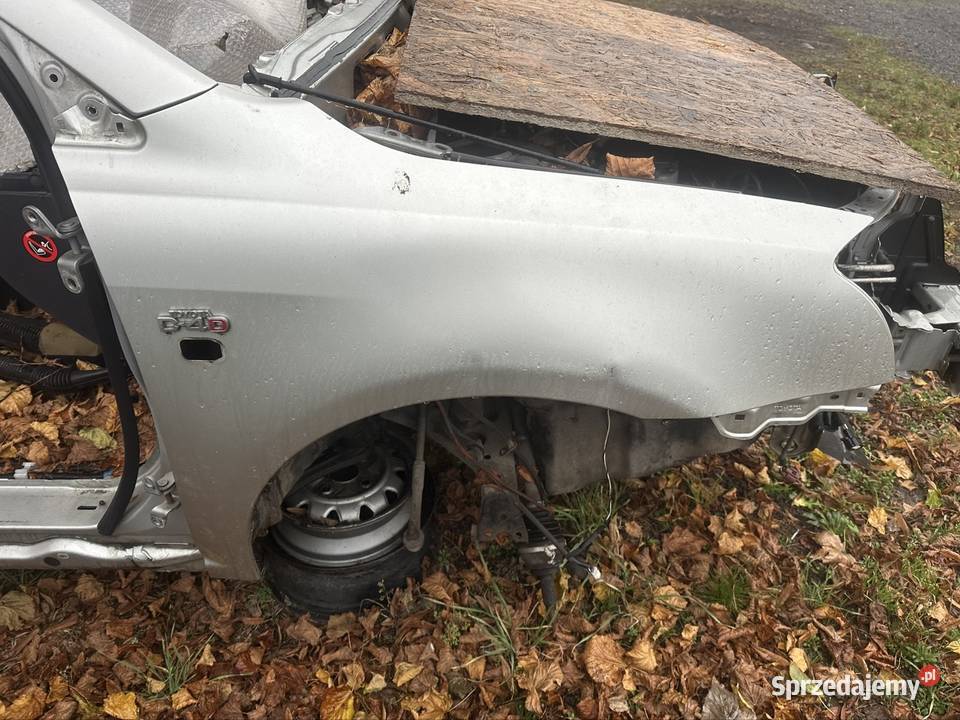 Błotnik prawy przód Toyota Avensis T25 1C0 osobowe Strzegom