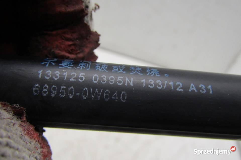 SIŁOWNIK KLAPY BAGAŻNIKA PRAWY PRAWE TOYOTA sprzedam