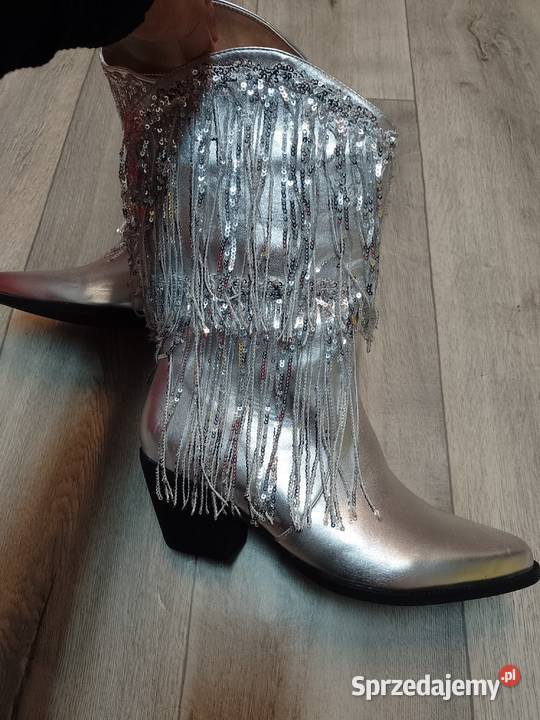 42 Srebrne bogato zdobione frędzlami Kozaki szary/srebrny Kraków