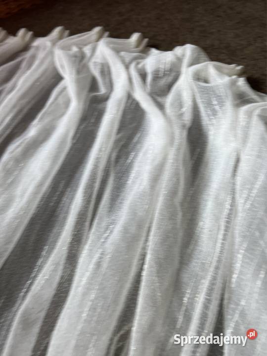 Firanka z frędzlami przeplatana złotą nitką