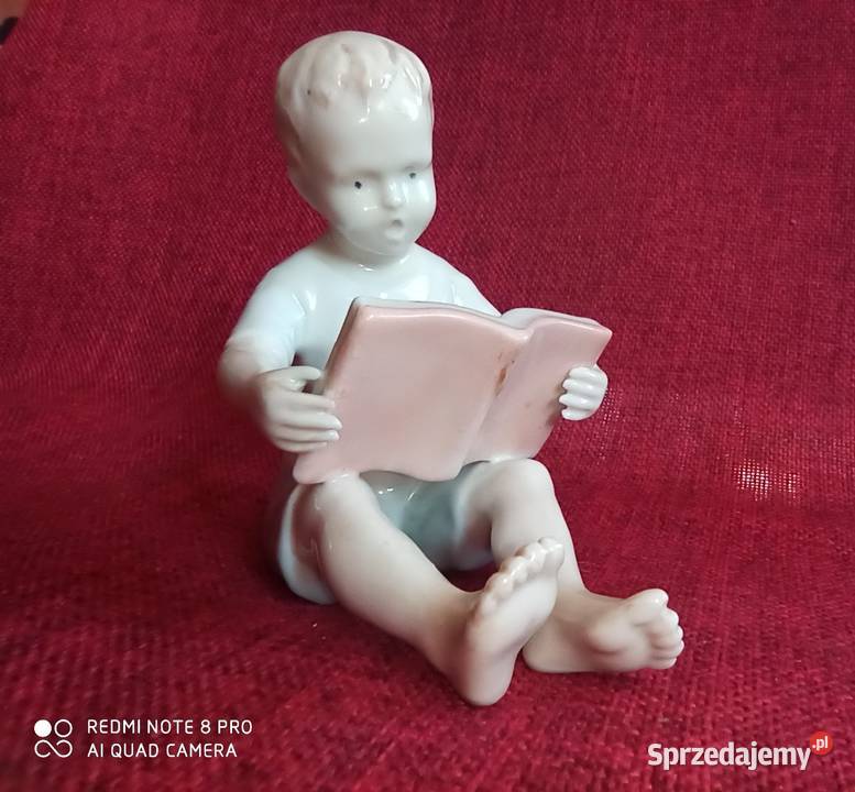 Figurka siedzącego chłopca czytającego książkę Gdańsk sprzedam