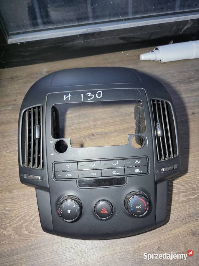 Panel klimatyzacji nawiewu ramka Hyundai i30 Deski rozdzielcze, konsole Pionki