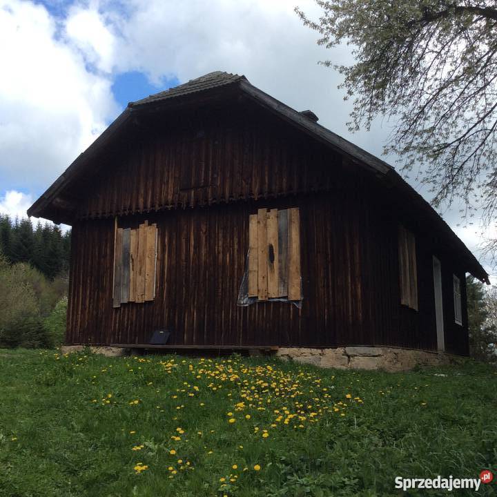 Uroczy dom drewniany w zacisznym miejscu Lipinki