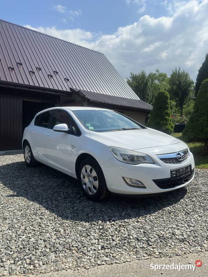 Opel Astra J 14 100 2010 Benzyna Bezwypadkowy Astra