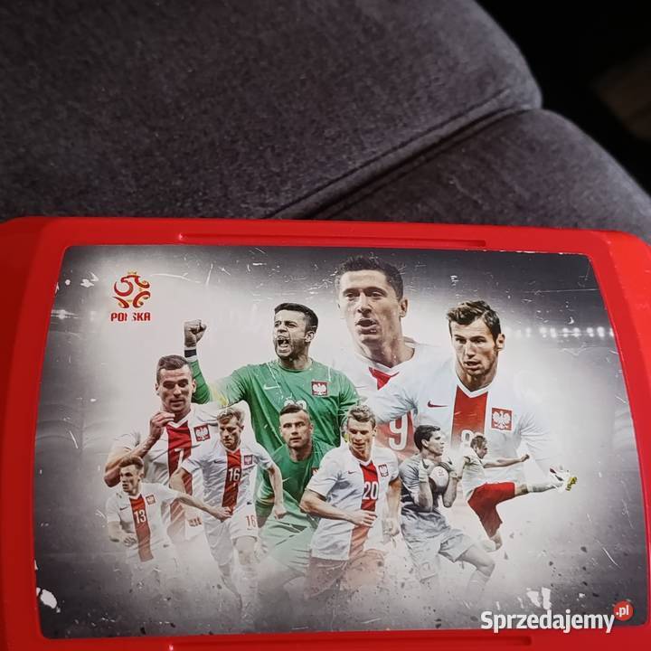 czerwony lunchbox z grafiką przedstawiającą Poznań