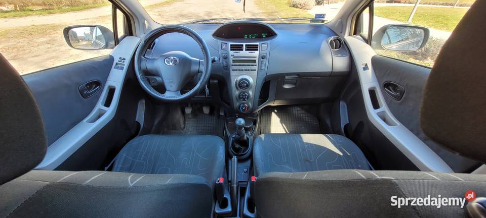 Toyota Yaris II 10 VVTi 2010r salon