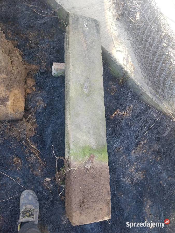 Antyczne słupy ogrodzeniowe z piaskowca Waśniów