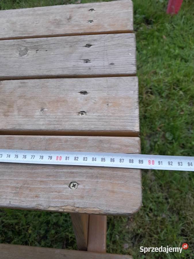 Zestaw różnych starych krzesełek stolik ławka