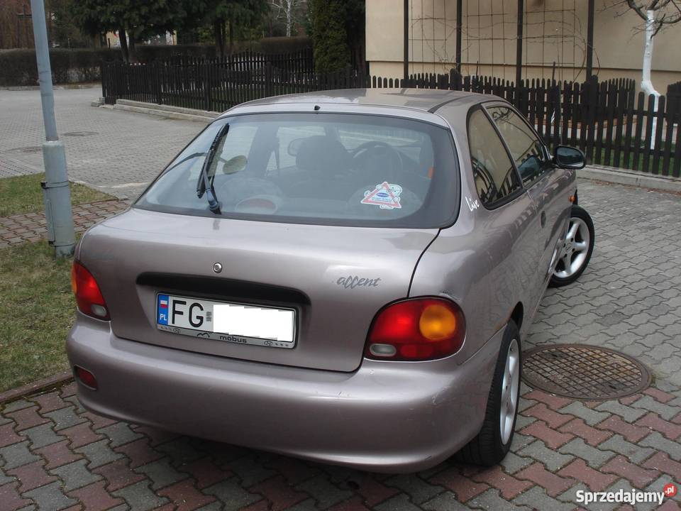 Hyundai Accent Coupe i Renault Clio bezwypadkowy