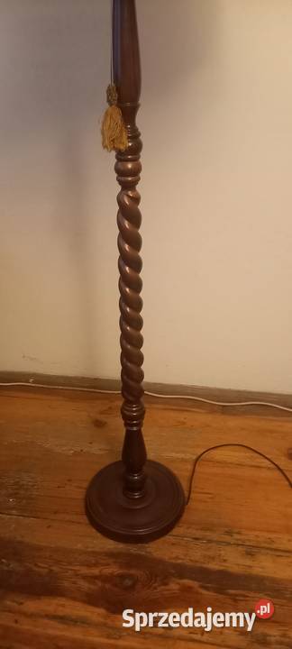 Wysoka drewniana lampa podłogowa z abażurem Skierniewice