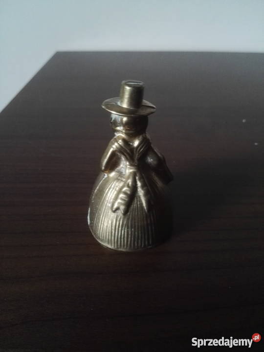 Mosiężna figurka kobiety w starodawnym stroju