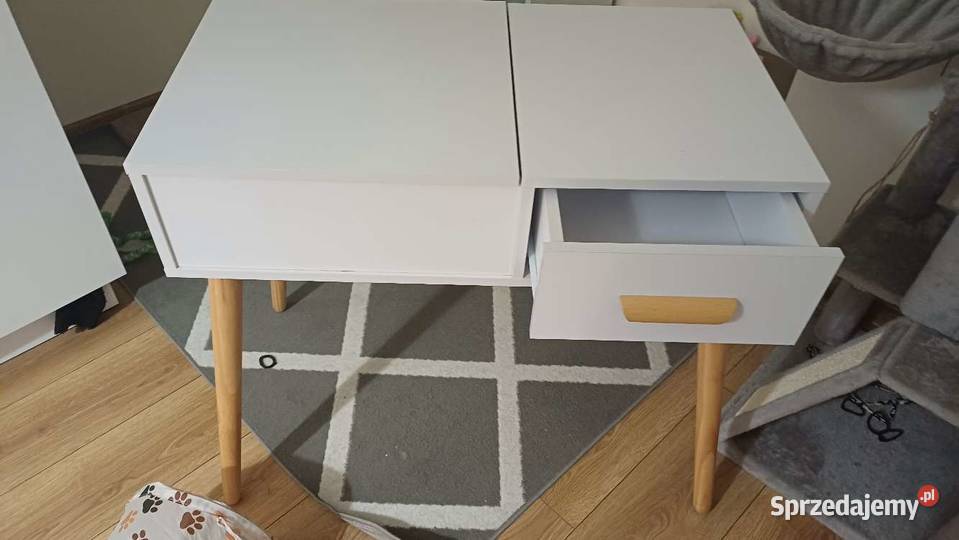 Biała toaletka dziewczynki