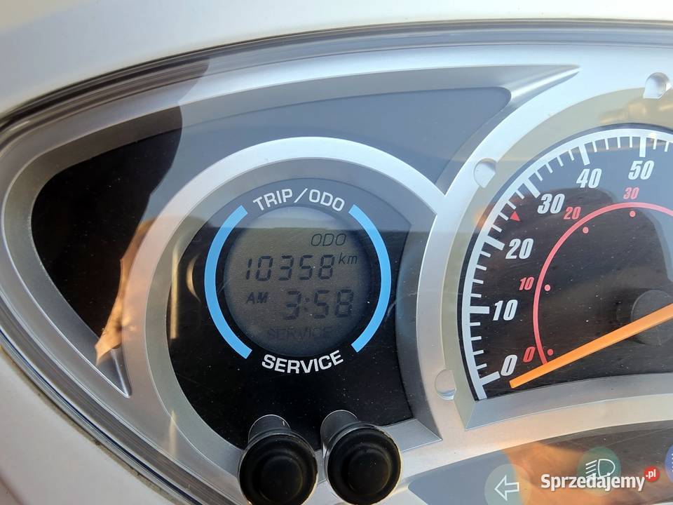 Kymco Peoples 50 4t na dużych 16 kołach z szybą