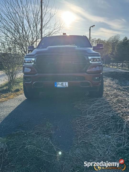 Dodge RAM 1500 57 HEMI V8 2021 Bordowy Zadbany Rok produkcji 2021 wielkopolskie