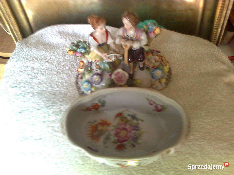 Piękna Porcelanowa szkatuła z figuramiSygnowana Porcelana i szkło Kalisz