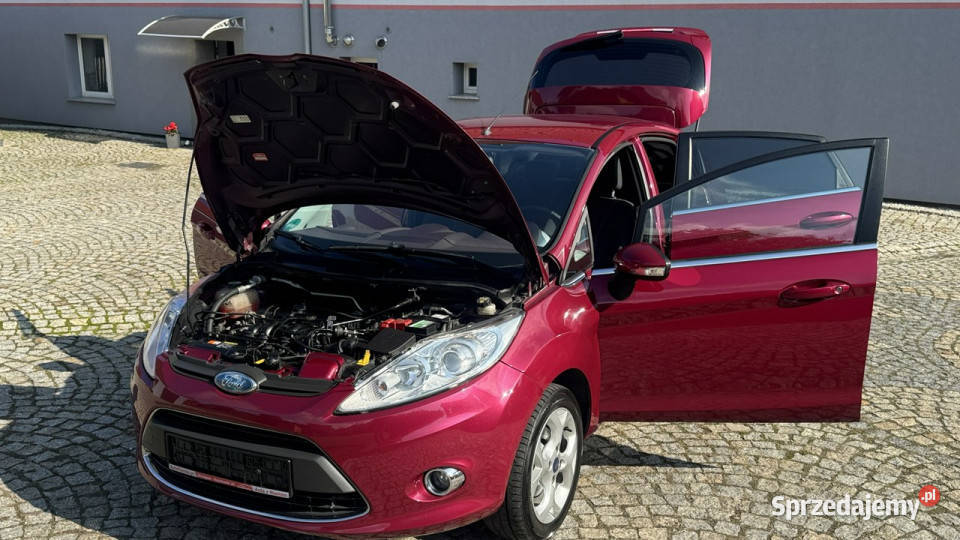 Ford Fiesta 125 Benz 82 z Niemiec TITANIUM światła do jazdy dziennej Strzegom