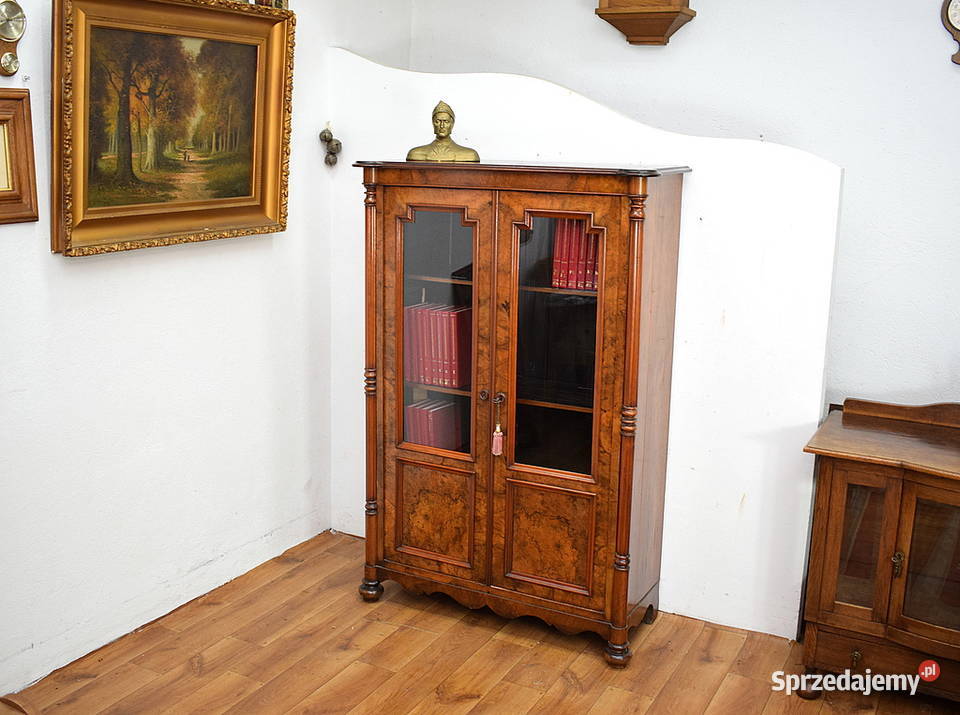 Urocza stara biblioteczka regał biblioteka dolnośląskie Świdnica