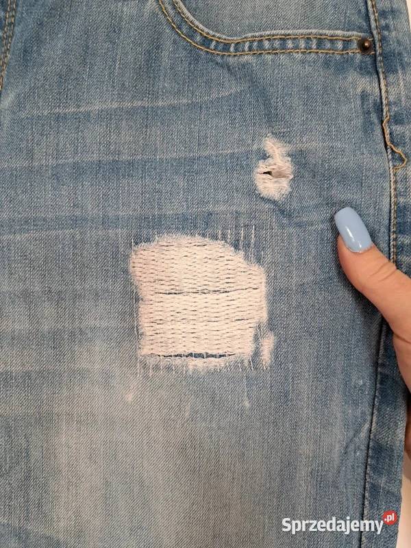 Jasnoniebieskie jeansy damskie z przetarciami i Trąbki Wielkie