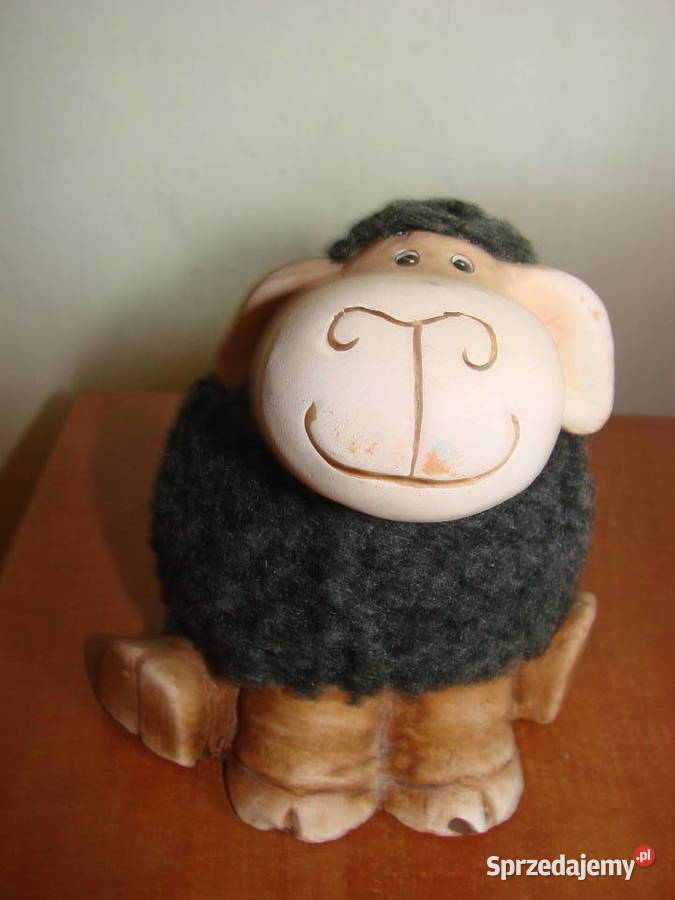 Czarna Owca ceramiczna figurka z futerkiem Pruszcz Gdański