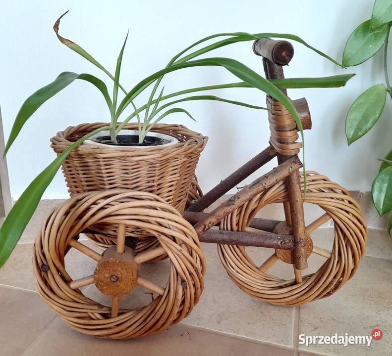 Fantazyjny kwietnik kosz na kwiaty w formie Kołobrzeg