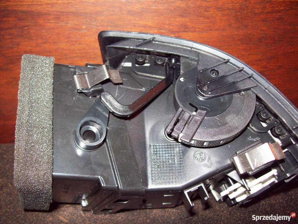 Kratka nawiewu prawa Octavia II Wyposażenie wnętrza sprzedam