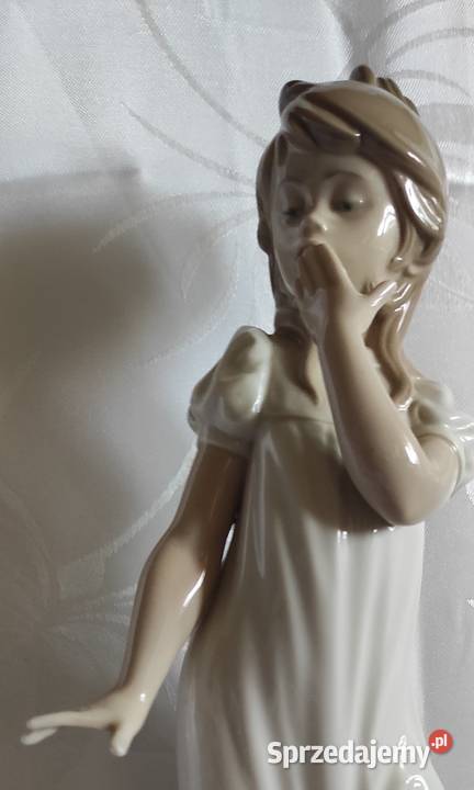 Figurka NAO autorstwa Lladro przedstawiająca Porcelana i szkło Pabianice