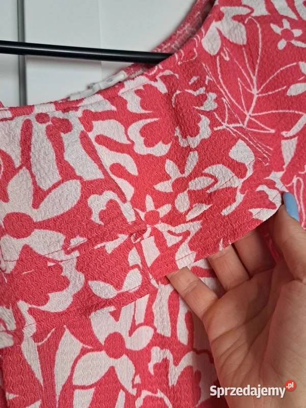 Czerwony kombinezon w kwiaty stylowy i wygodny