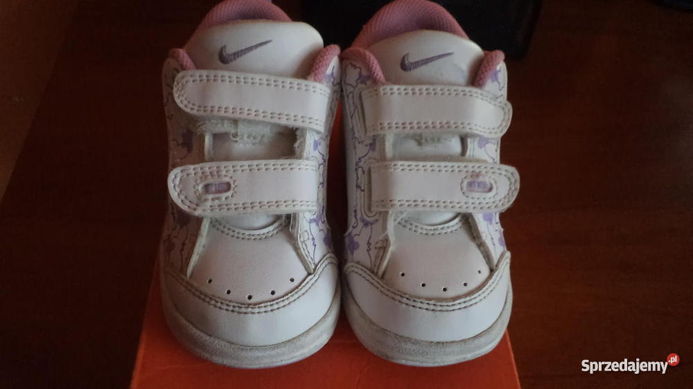 Buciki Nike dziewczynki 21 Wołów sprzedam
