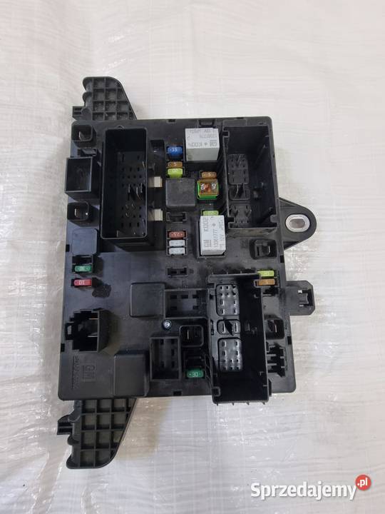 SKRZYNKA BEZPIECZNIKÓW 365927271 OPEL ZAFIRA C