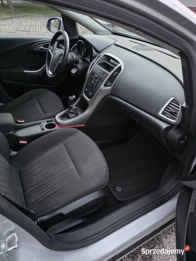 Opel Astra J 2011