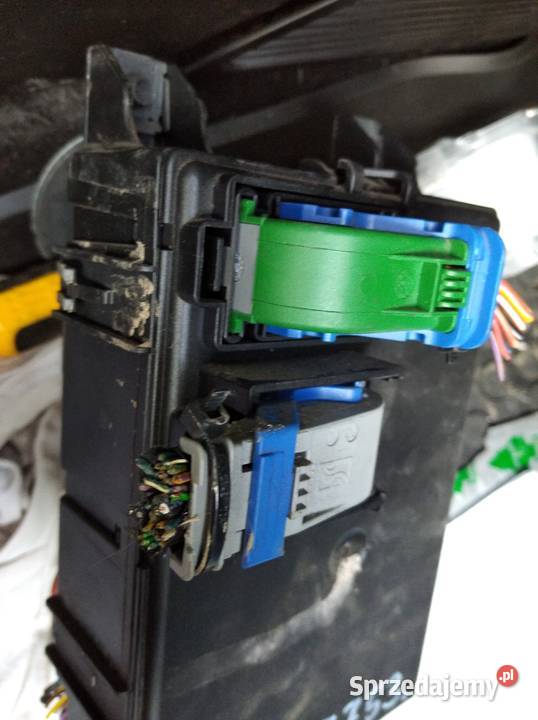 Skrzynka bezpieczników corsa d wyposażenie elektryczne