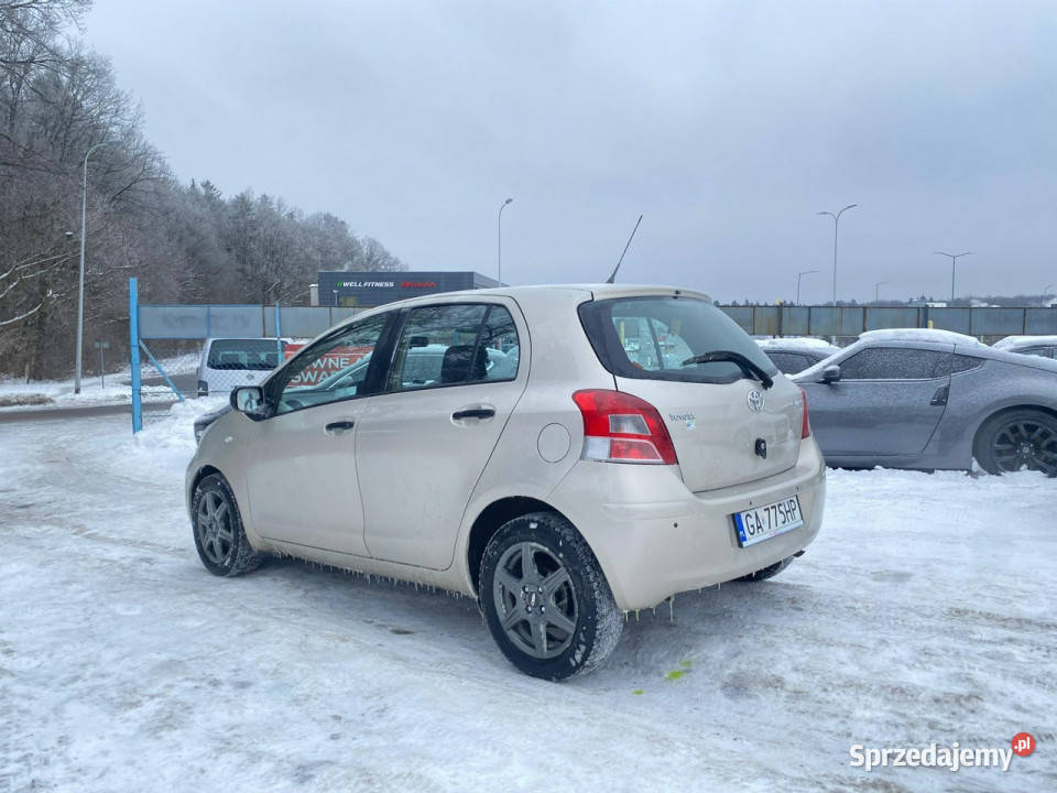 Toyota Yaris 10vvti 68 klima 90 bez w kładu stan nieuszkodzony sprzedam