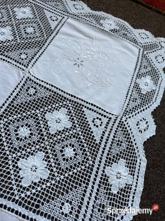 obrus haftowany koronki kołkowe rękodzieło