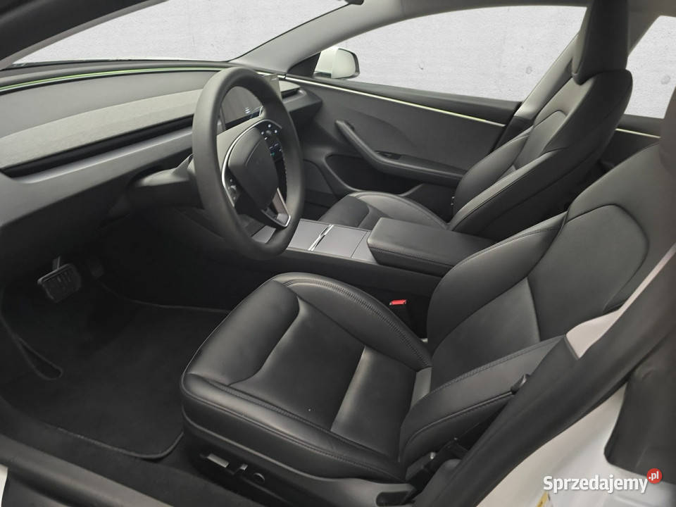 Tesla Model 3 Komorniki