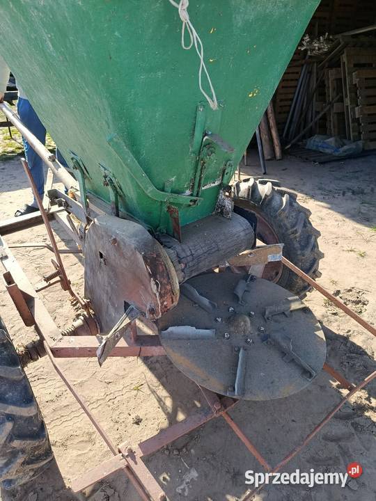 Ciągany rozsiewacz taśmowy do nawozu i wapna Maszyny rolnicze Sochaczew