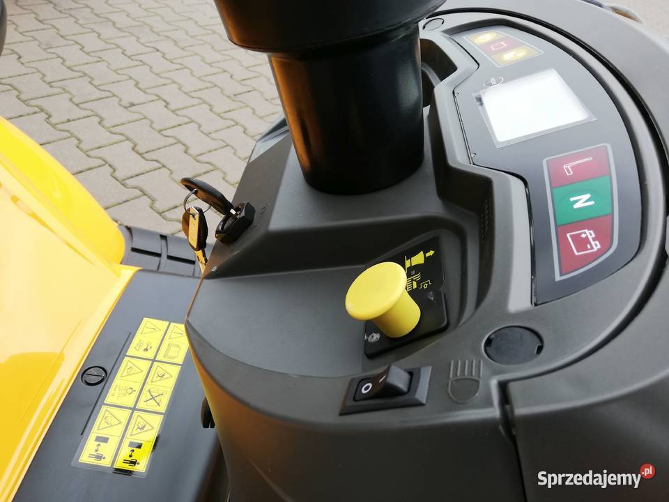 Traktor ogrodowy z zamiatarką firm Stiga 7102W Kobiele Wielkie