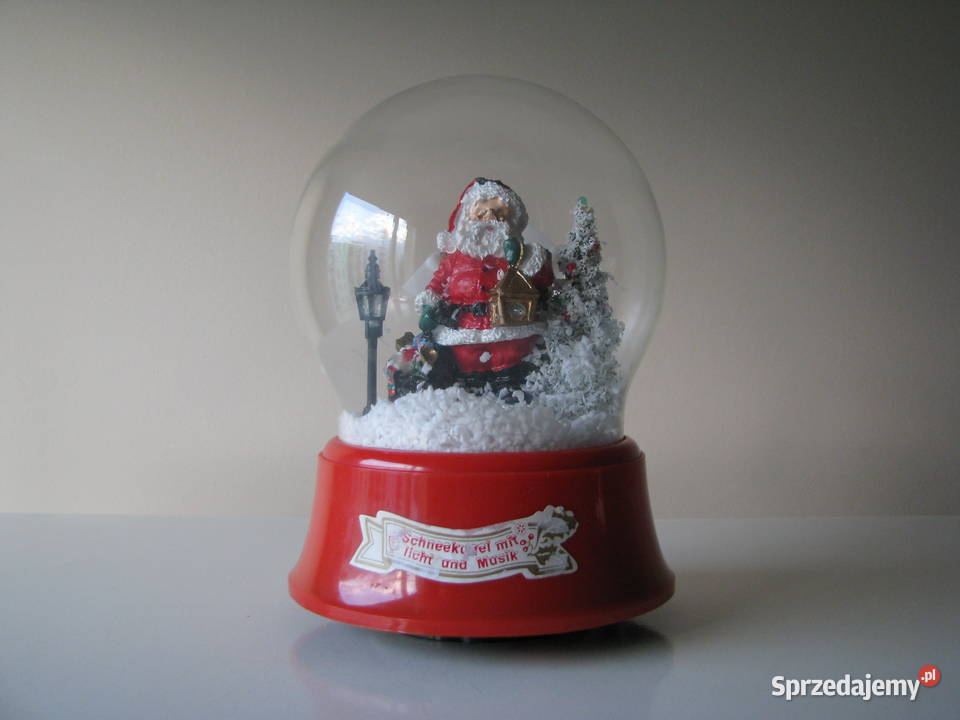 Duża obracająca się i świecąca kula śnieżna z Brzegi