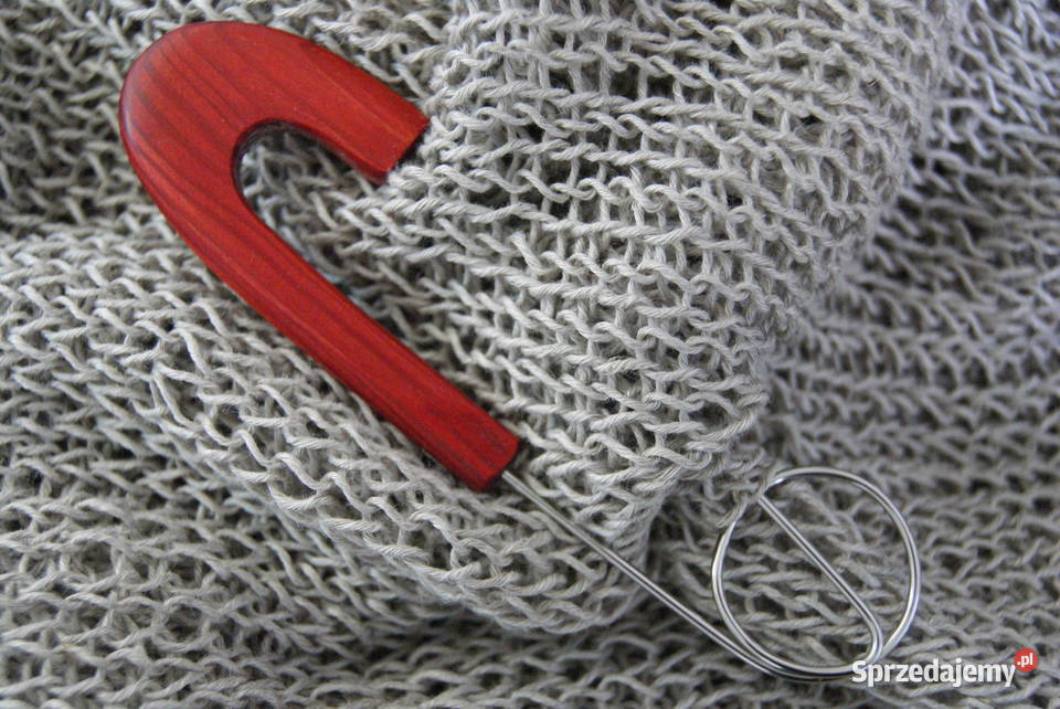 Czerwona brosza agrafka drewno rękodzieło Łódź