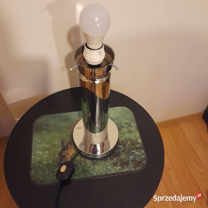 Solidna i na czasie lampa stojąca klosz kula